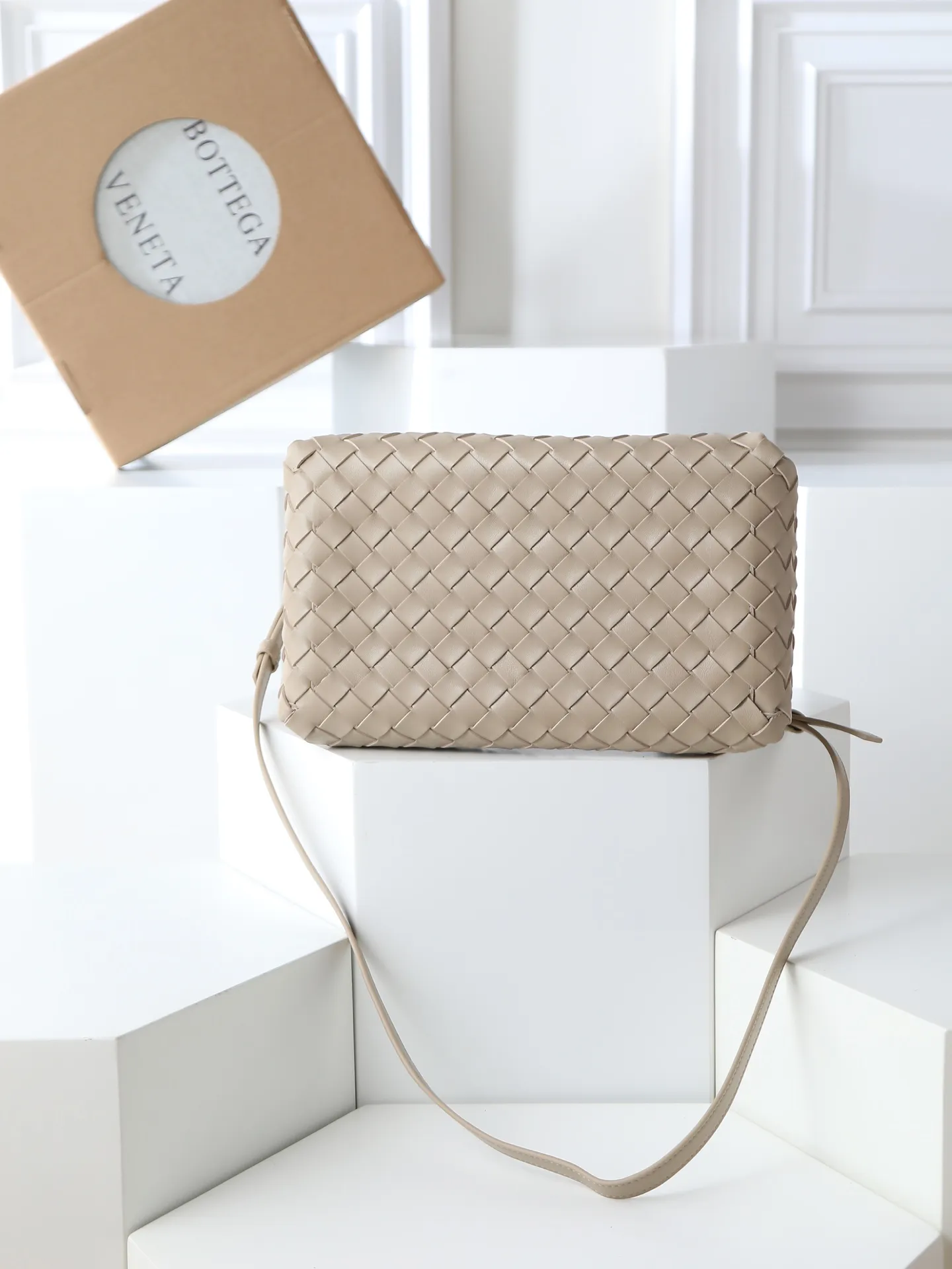 1300. BV's new intrecciato woven leather shoulder bag 🪂 835921 comes with a detachable diagonal shoulder strap and comes with a mini bag inside. The appearance retains the unique design of BV woven leather. The parachute bag is a bag that makes people fall in love before seeing the real thing. The small golden knot embellishment is full of simple and high-end sense to meet your needs in different occasions. Size: 29.5X18.5X17.5cm